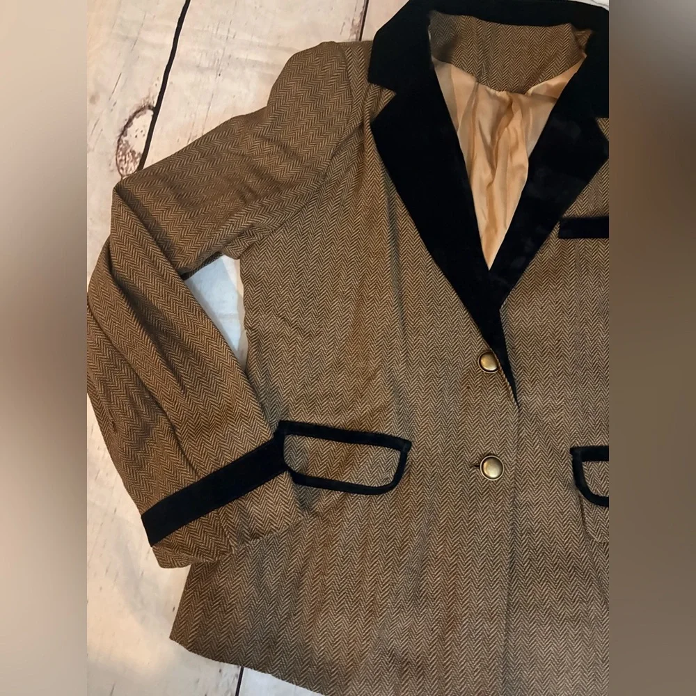 Couture herringbone tweed blazer featuring contrast velvet accents, gold buttons - Picture 12 of 13